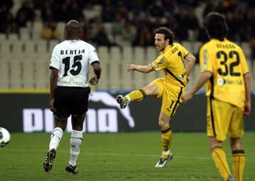 Η ΑΕΚ είχε τύχη στο τέλος και έπαιξε… μαντινάδα αποχαιρετισμού στον ΟΦΗ