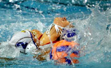 «Αντίο» με ψηλά το κεφάλι από τις ξένες της Γλυφάδας, περίπατος της Βουλιαγμένης