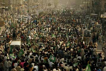 Τον κατ οίκον περιορισμό αψήφησε ο ηγέτης της αντιπολίτευσης του Πακιστάν