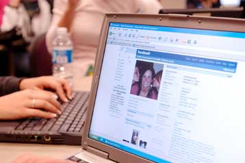 Σελίδες κοινωνικής δικτύωσης επιλέγουν για την επικοινωνία τους οι χρήστες του Internet