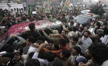 Εκτονώνεται η κρίση στο Πακιστάν μετά την αποκατάσταση των καθηκόντων δικαστών