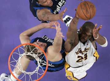 Νίκη των Λέικερς επί του Ντάλας με ηγέτη τον Κόμπι