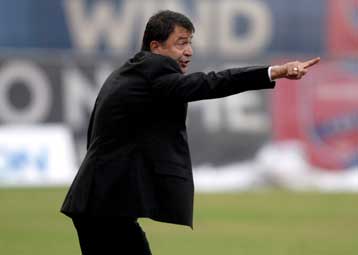 Προς τον πάγκο της Ομόνοιας οδεύει ο Τάκης Λεμονής