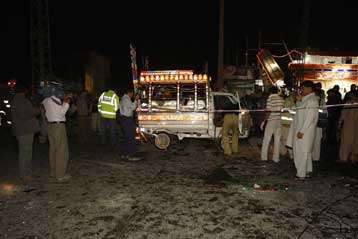 Πολύνεκρη βομβιστική επίθεση αυτοκτονίας στο Πακιστάν