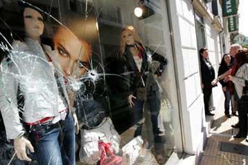 Αποζημιώσεις ζητούν 67 επιχειρηματίες στο Κολωνάκι μετά την επιδρομή