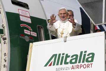 Το προφυλακτικό δεν είναι η απάντηση στο AIDS, λέει ο Πάπας φθάνοντας στην Αφρική