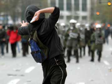 Αυστηρότερες ποινές για τους κουκουλοφόρους αποφάσισε η κυβέρνηση