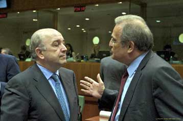 Δεν υπάρχει αίτημα για νέα δημοσιονομική απογραφή, σπεύδει να καθησυχάσει η κυβέρνηση