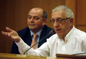 Εμμένει η κυβέρνηση στη μείωση του τέλους παρεπιδημούντων