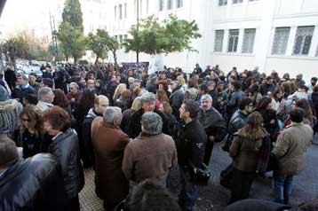 Συγκέντρωση διαμαρτυρίας συμβασιούχων του ΥΠΠΟ έξω από το Εθνικό Αρχαιολογικό Μουσείο