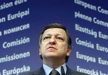 Περισσότερα μέτρα για την ενίσχυση της οικονομίας ζητά ο Μπαρόζο