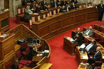 Τεταμένο το κλίμα στη Βουλή για την ποινικοποίηση της κουκούλας