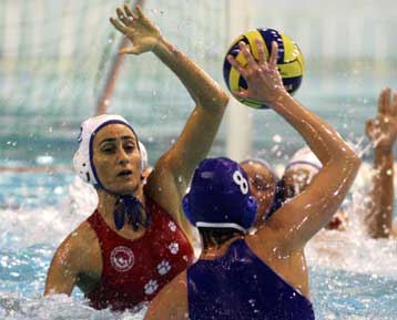 Πνιγμός… Ολυμπιακού από την Ντουναουϊβάρος με ήττα σοκ στον Πειραιά