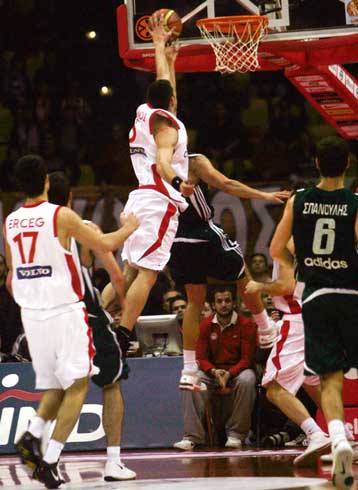 Ίωση ο Μπουρούσης, αισιοδοξία Πελεκάνου ενόψει Ρεάλ