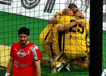 Η ΑΕΚ φουλ για τελικό… χορεύοντας στη βροχή με τον Πανσερραϊκό