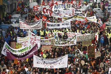 Πανεργατική απεργία παραλύει τη Γαλλία