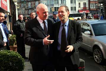 H κρίση αντιμετωπίζεται με άλλη πολιτική, δηλώνει από τις Βρυξέλλες ο Γ.Παπανδρέου