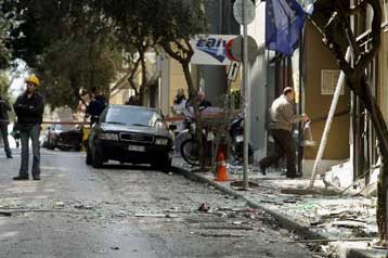 Στο σκοτάδι οι έρευνες για την έκρηξη έξω από το κτίριο της ΚΕΔ