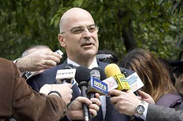 Ελλείψεις στις φυλακές του Αγίου Στεφάνου διαπίστωσε ο Ν.Δένδιας