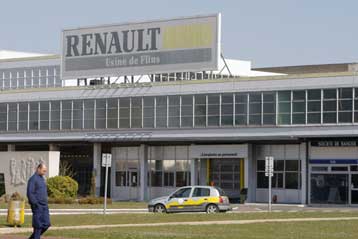 Αναταράξεις από την πρόθεση της Renault να μεταφέρει μέρος της παραγωγής στη Γαλλία