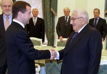 Με το «βαρύ πυροβολικό» της αμερικανικής διπλωματίας συναντήθηκε ο Μεντβέντεφ