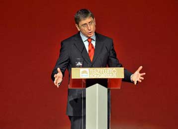 Να παραιτηθεί πρότεινε ο πρωθυπουργός της Ουγγαρίας, για να βγει η χώρα από την κρίση