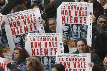 Εκκωφαντική φωνή κατά της μαφίας από εκατό χιλιάδες Ιταλούς στη Νάπολη