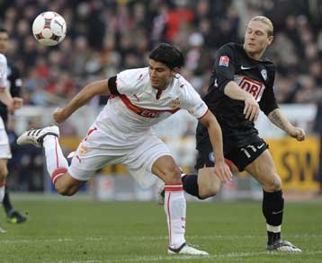 Έχασε έδαφος η Χέρτα με την ήττα 2-0 στη Στουτγάρδη, αλλά παραμένει στην κορυφή