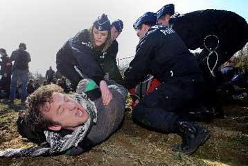 Εκατοντάδες ακτιβιστές συνελήφθησαν έξω από την έδρα του ΝΑΤΟ στις Βρυξέλλες