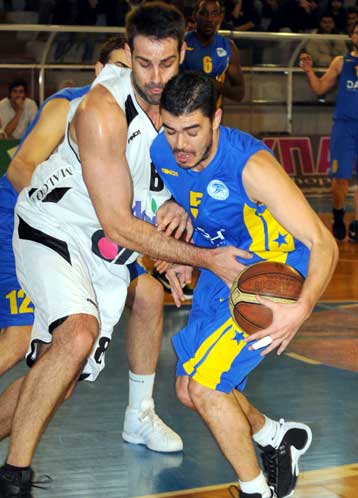 Επεισόδια στην Πάτρα, «συγκάτοικοι» παραμένουν Περιστέρι και Ηλυσιακός