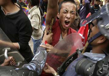 Περίπου 90 Θιβετιανοί μοναχοί συνελήφθησαν μετά από επίθεση σε αστυνομικό τμήμα