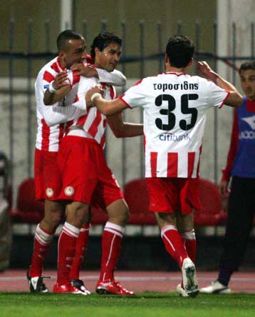 Παρέλαση με τίτλο κάνει ο Ολυμπιακός, «φωτιά» πήραν τα πλέι οφ και… ουρά