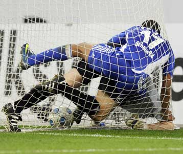 Συνωστισμός στην κορυφή μετά τη νίκη του Αμβούργου