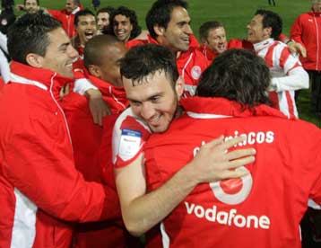 Δια πυρός και σιδήρου εξασφάλισε ο Ολυμπιακός το 12ο στη Νέα Σμύρνη