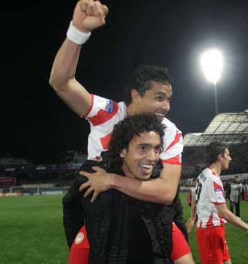 Σαμπάνιες, πανηγυρισμοί και αφιέρωση στον Κοβάσεβιτς