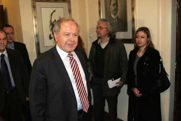 Κουκούλα και περιύβριση Αρχής στη συνάντηση Μαρκογιαννάκη με το προεδρείο του ΔΣΑ