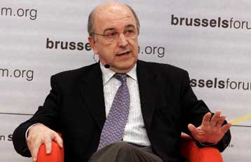 Διετή προθεσμία για τη μείωση του ελλείμματος δίνει η Κομισιόν στην Ελλάδα