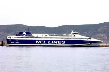 Στη Σαντορίνη παραμένει αγκυροβολημένο το «Αίολος Κεντέρης ΙΙ»