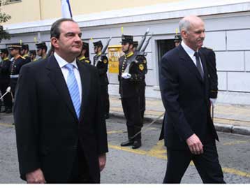 H οικονομική κρίση στο επίκεντρο των δηλώσεων στην παρέλαση