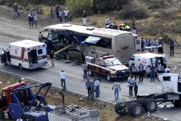 Δεκατέσσερις νεκροί από σύγκρουση φορτηγού με λεωφορείο στη Ρωσία