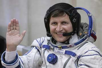 Το Soyuz πλησιάζει, το Discovery απομακρύνεται από τον Διεθνή Διαστημικό Σταθμό