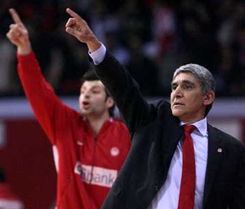 Την επόμενη νίκη περιμένει ο Γιαννάκης, αιχμές κατά της διαιτησίας από τον Πλάθα