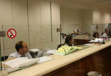 Επιβράδυνση στα δάνεια προς επιχειρήσεις και νοικοκυριά