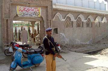 Δεκάδες νεκροί από επίθεση αυτοκτονίας σε τέμενος του Πακιστάν