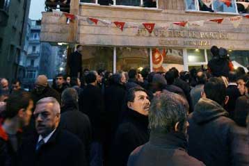 Νεκρός ο αρχηγός εθνικιστικού κόμματος της Τουρκίας μετά τη συντριβή ελικοπτέρου