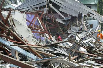 Στους 96 οι νεκροί από την κατάρρευση φράγματος στην Ινδονησία