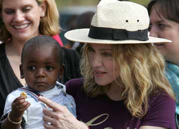 Στο Μαλάουι η Μαντόνα, με σκοπό να υιοθετήσει ένα κοριτσάκι