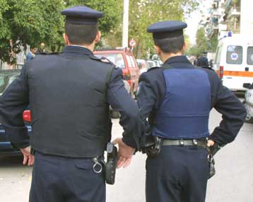 Αγνωστος τραυμάτισε δύο αστυνομικούς έξω από το γήπεδο του Αχαρναϊκού