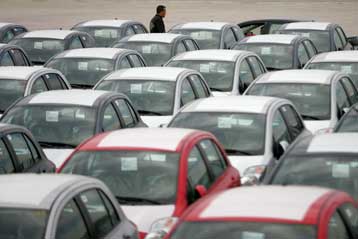 Μείωση τέλους ταξινόμησης αυτοκινήτων για τέσσερις μήνες προωθεί η κυβέρνηση