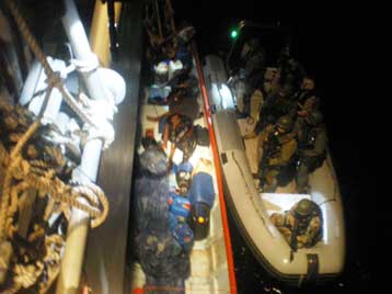 Το πλήρωμα της φρεγάτας «Ψαρά» συνέλαβε επτά Σομαλούς πειρατές